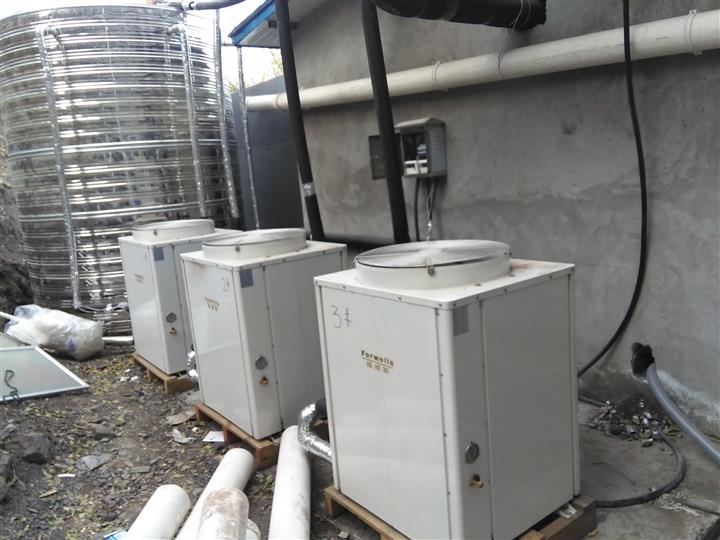 空氣能熱水器工程為什么要設(shè)置定溫度補水？